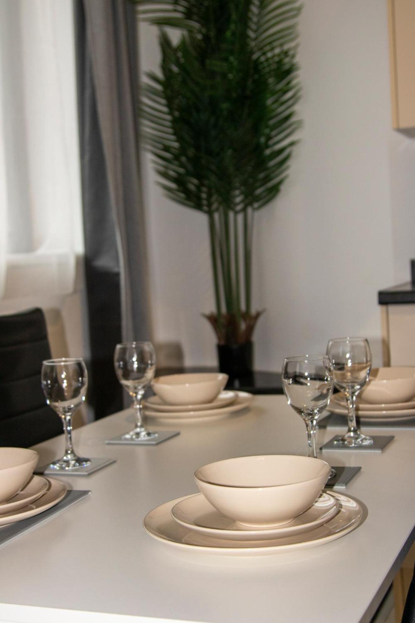 Ideal For Groups - 2 Bedroom Apartment - Free Parking, Transit Links, Close To Stadiums Manchester Dış mekan fotoğraf